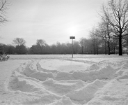 880272 Afbeelding van een dik pak sneeuw op het speelveld in het Julianapark aan de Amsterdamsestraatweg te Utrecht.